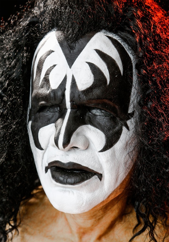 authentic-limited-edition-kiss-gene-simmons-demon-mask (1)