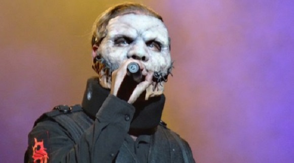 SLIPKNOT’s COREY TAYLOR Falls On Stage During Atlanta Show