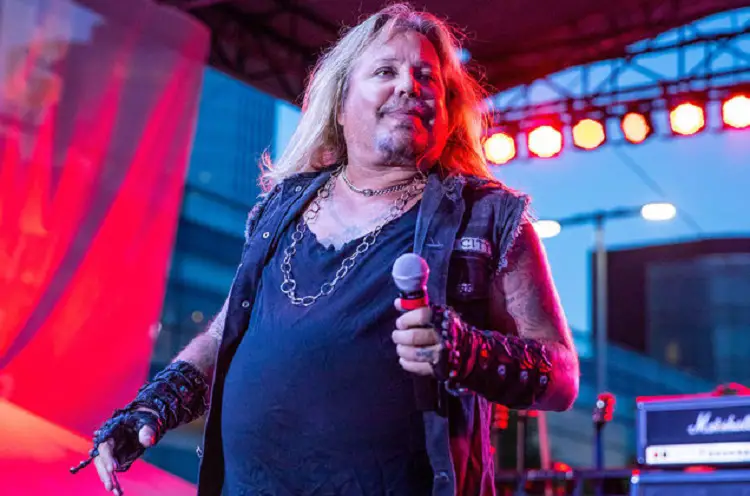 is vince neil on tour with motley crue