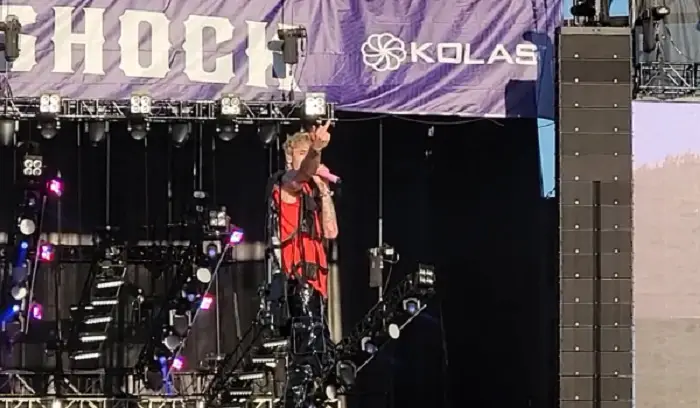 Machine Gun Kelly Flips Off Fans