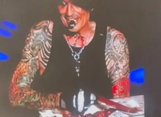 Tommy Lee Throws Ribs
