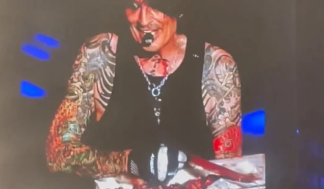Tommy Lee Throws Ribs