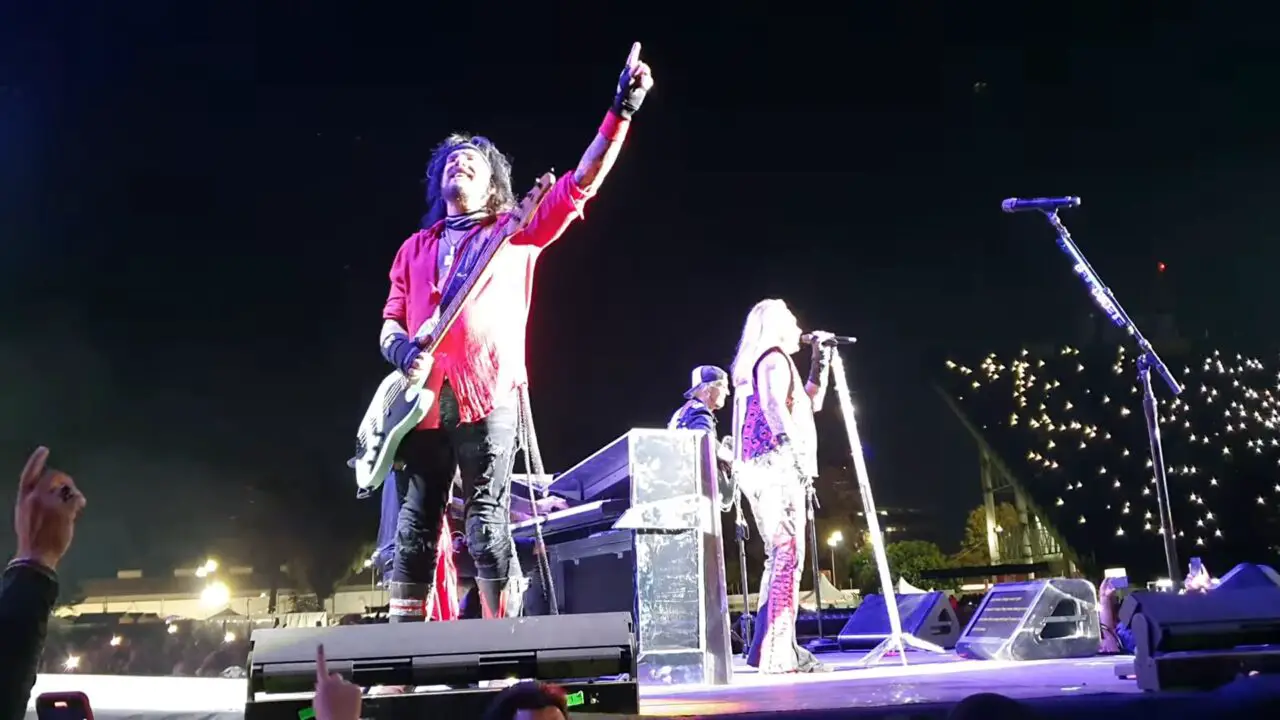 Watch MÖTLEY CRÜE Performs In Mexico City During 2023 ‘The World Tour’
