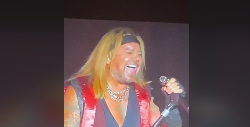 VINCE NEIL Caught Lip-Syncing At MÖTLEY CRÜE Concert (Video)