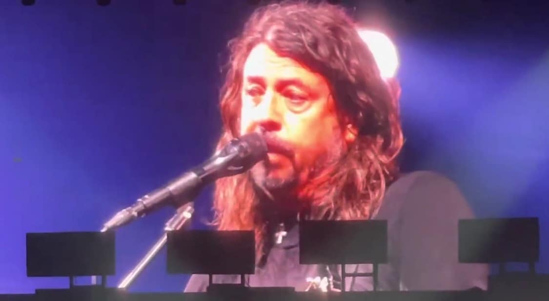 Dave Grohl Emotional Dedicating song to Taylow Hawkins