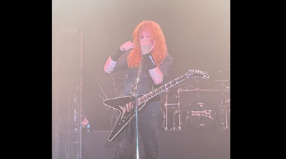 Dave Mustaine Flips Of Fans