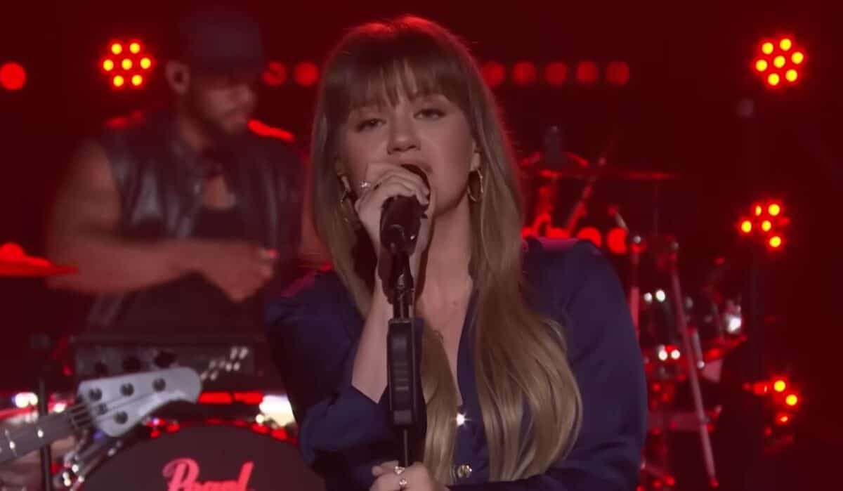 KELLY CLARKSON Covers METALLICA's 'Sad But True' (Video)