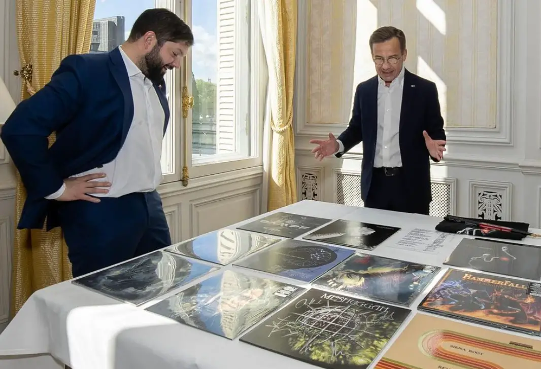 Chilean President Meets Swedish Prime Minister, Receives Metal Vinyl As Gift