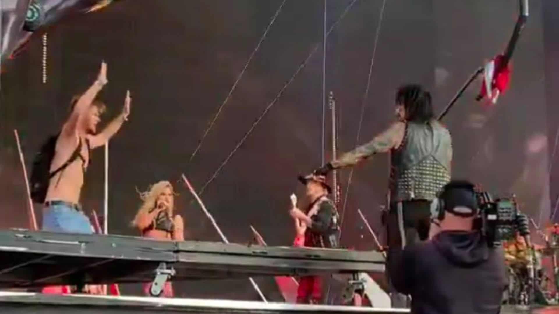 Nikki Sixx Defends Himself From A Fan