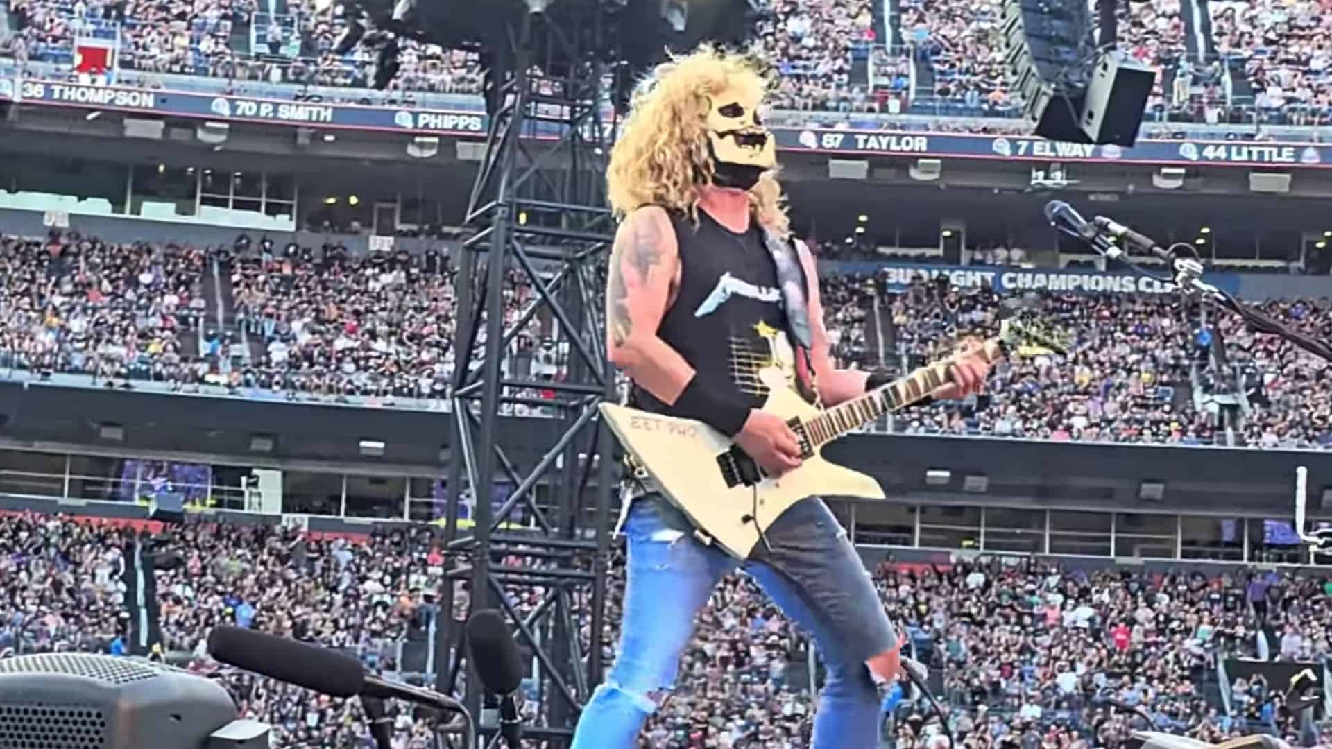 Wes Borland Dressed As James Hetfield