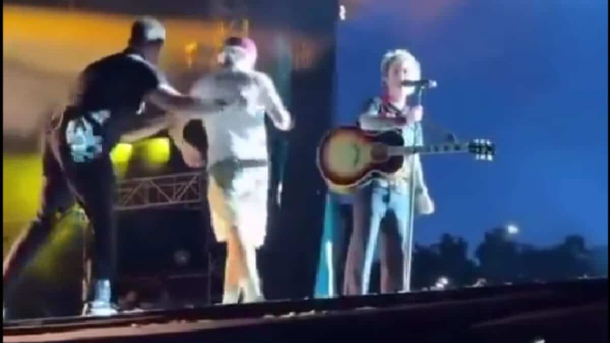 Billie Joe Armstrong Kicks Fan From Playing Oasis