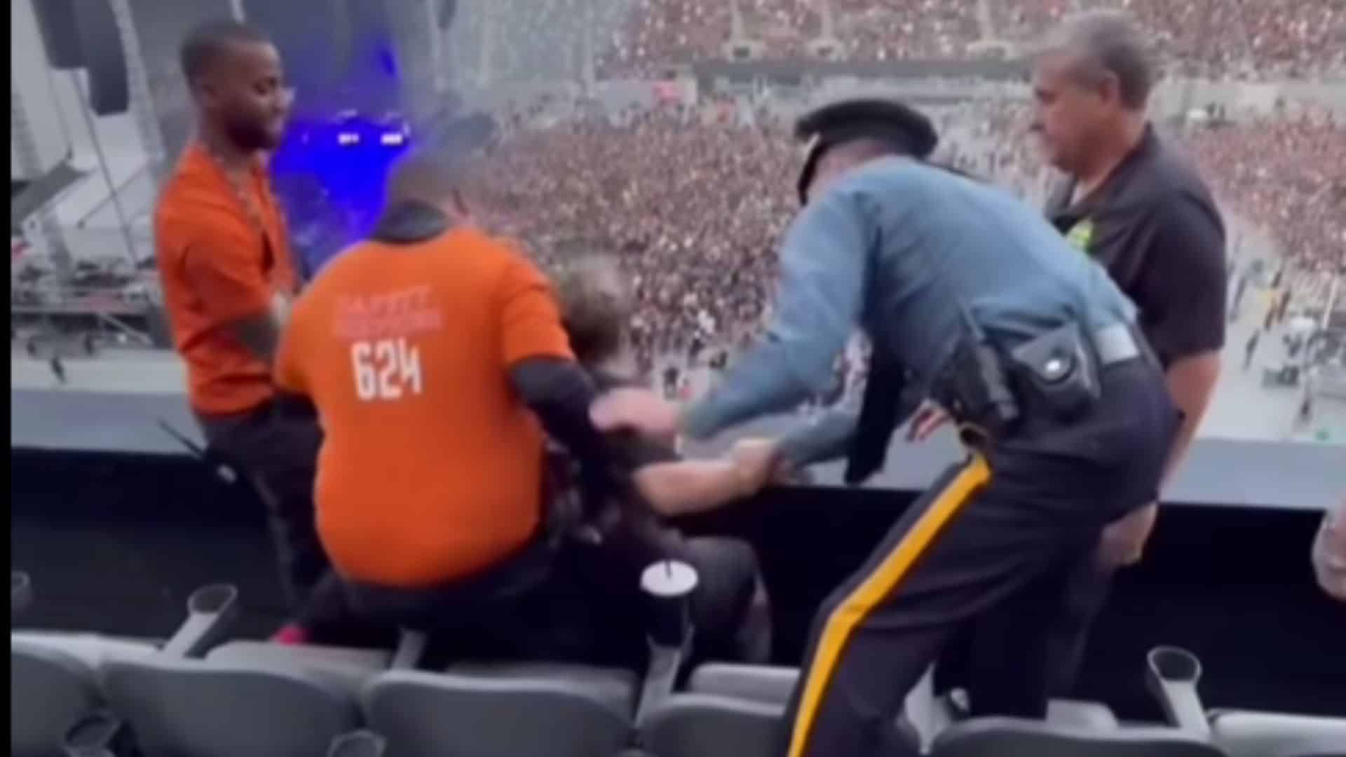 Fan Pleasured Himself At Korn Show